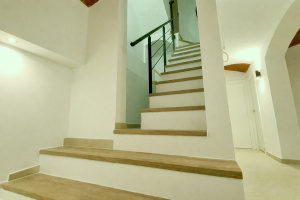 Escalera moderna con pasamanos negro1